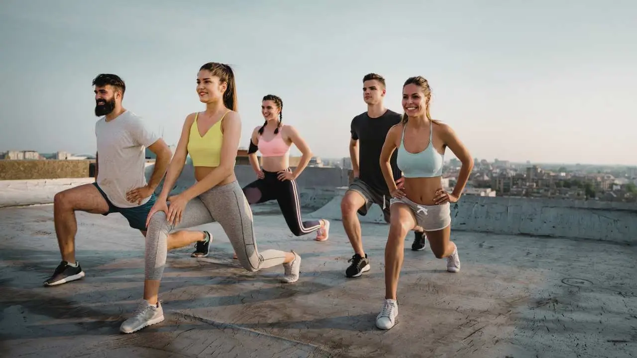 Stretching prima e dopo lo sport: i benefici spiegati da un chinesiologo esperto SC - Persona che si allunga prima/dopo l’allenamento