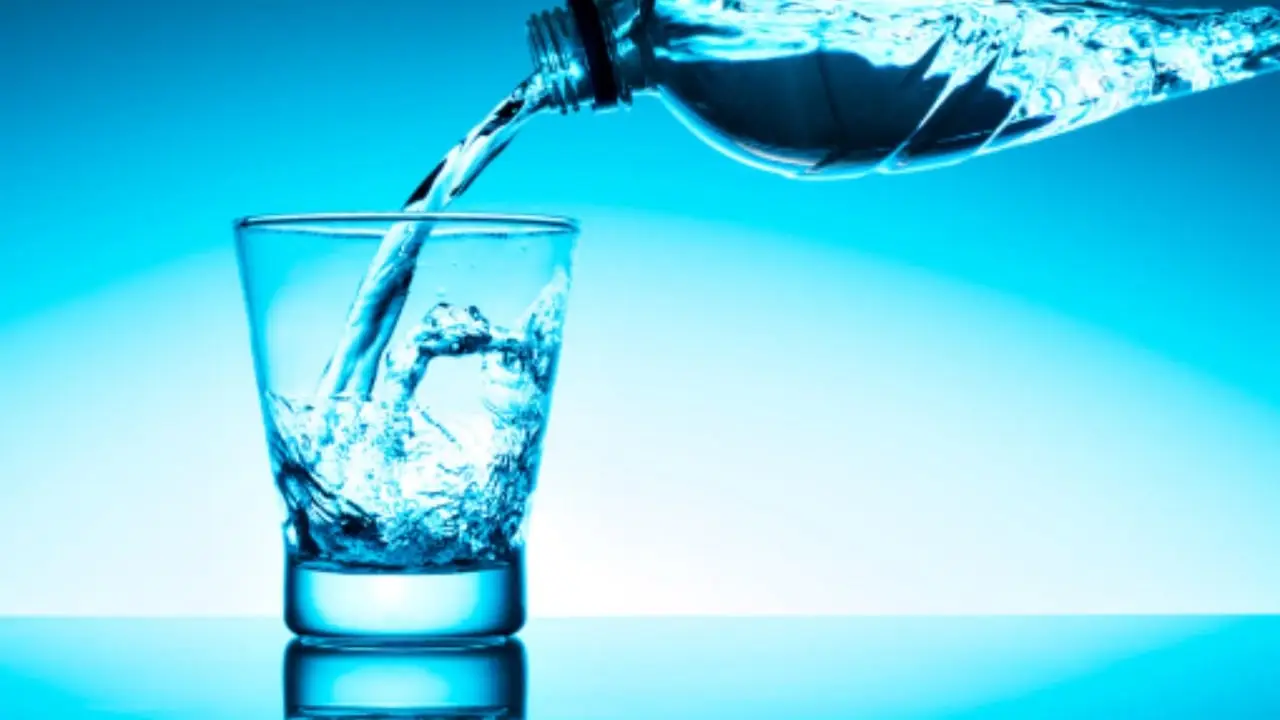 Il trucco per bere più acqua ogni giorno senza sforzo Il trucco per bere più acqua ogni giorno senza sforzo