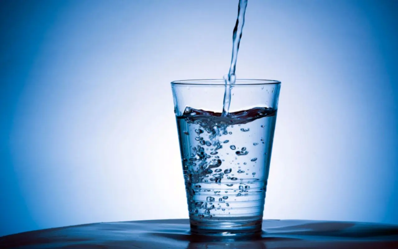 Il trucco per bere più acqua ogni giorno senza sforzo SP - Bottiglia segnata con orari giornalieri