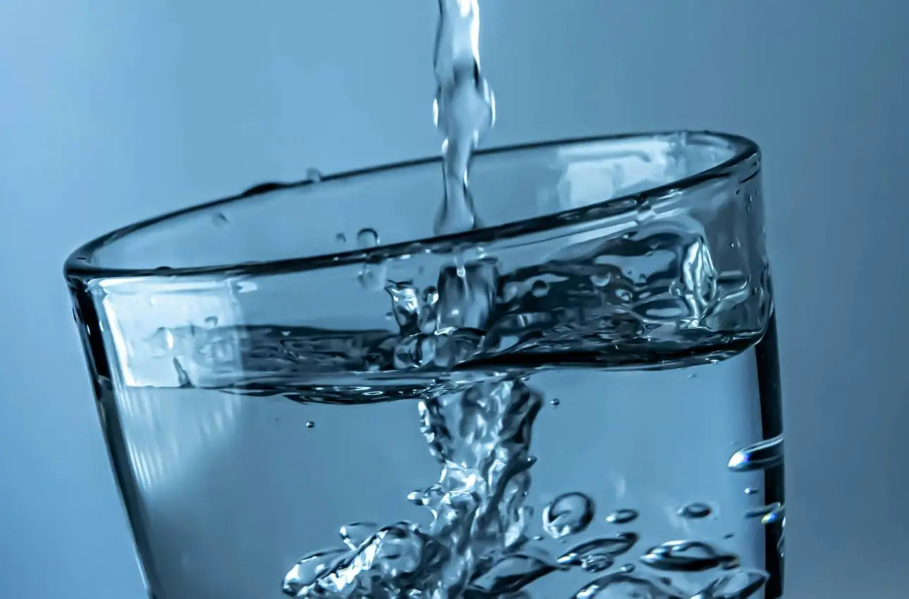 Il trucco per bere più acqua ogni giorno senza sforzo SP - Bottiglia segnata con orari giornalieri