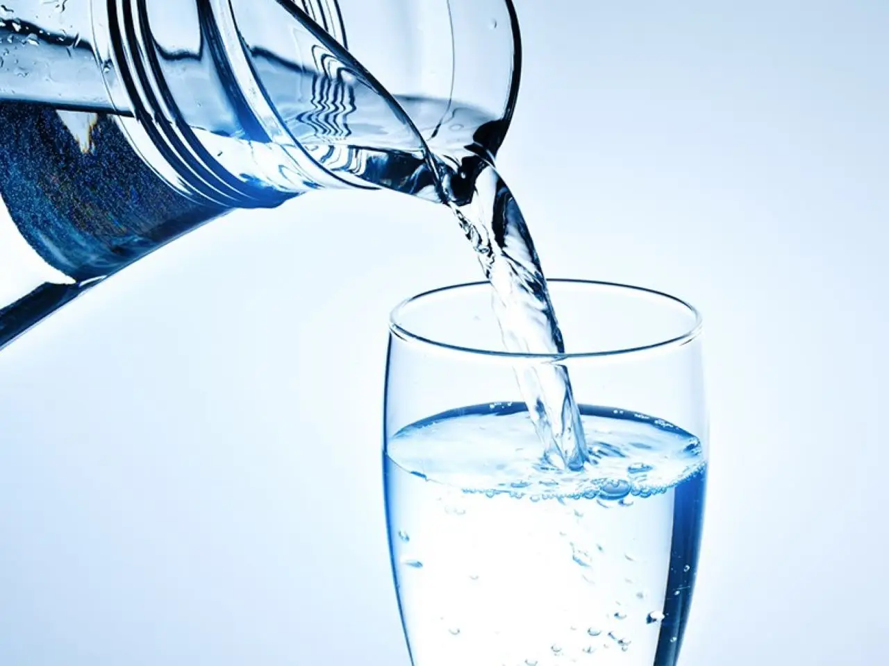 Il trucco per bere più acqua ogni giorno senza sforzo SP - Bottiglia segnata con orari giornalieri